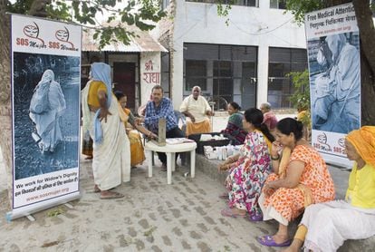 El alojamiento es uno de los principales problemas a los que se enfrentan las viudas. Muchas duermen en la calle o hacinadas en pequeños espacios sin agua ni luz. En esta casa viven 45 mujeres. Algunas ONG las visitan regularmente para realizares los chequeos médicos.