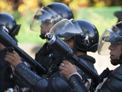 Integrantes de la Guardia Nacional Venezolana frente a un grupo de manifestantes el pasado d&iacute;a 16 de febrero.