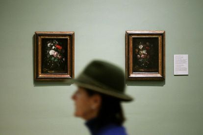 'Florero con rosas y jazmines' (su nombre actual es 'Florero con rosas y otras flores'), de Santiago Alabert (izquierda), y 'Florero con rosas y flor del almendro' (el nombre actual es 'Florero con rosas y otras flores'), del mismo autor, expuestos en el Museo del Prado.