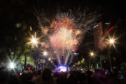 Fuegos artificiales durante las celebraciones de Año Nuevo en Ciudad de México.