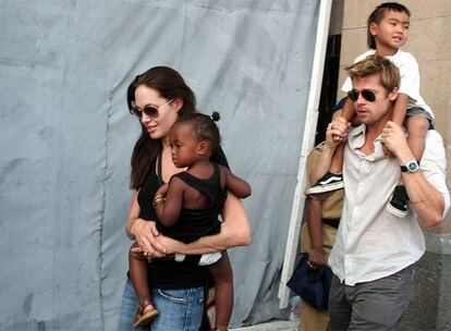 Angelina Jolie y Brad Pitt con dos de sus hijos, Zahara y Maddox, en Bombai en 2006.
