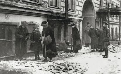 Miembros de la antigua élite son obligados a retirar la nieve y el hielo de las aceras de Petrogrado.