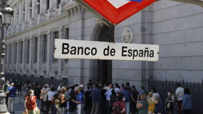 Decenas de personas hacen cola en el Banco de España para cambiar pesetas por euros. 