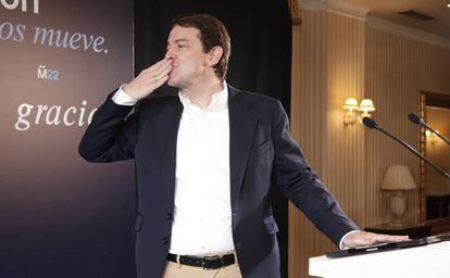 El presidente de la Junta de Castilla y León, Alfonso Fernández Mañueco, lanza un beso al público, en el Hotel Alameda Palace, en Salamanca, el 13 de febrero de 2022.