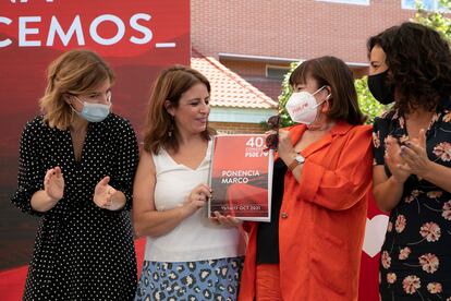 De izquierda a derecha, Hana Jalloul, portavoz de la Asamblea de Madrid y coordinadora de la Presentación del Marco del 40º Congreso del PSOE; Adriana Lastra, vicesecretaria general del PSOE; Cristina Narbona, presidenta del partido; y la eurodiputada y también ponente, Lina Gálvez.