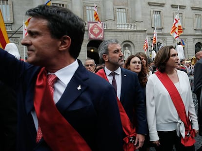 Manuel Valls, amb Jaume Collboni i Ada Colau, dissabte a Barcelona.