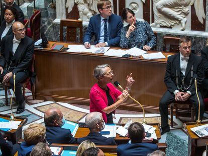 La primera ministra francesa, Élisabeth Borne, interviene durante la sesión de control al Gobierno en la Asamblea francesa, el 2 de agosto.