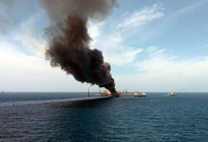 Una columna de humo tras el incendio en la plataforma de Pemex en el Golfo de México.