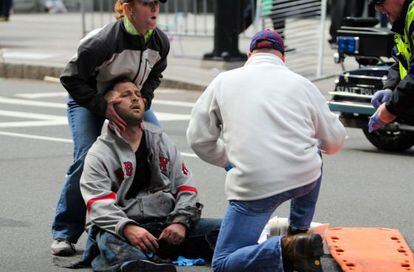 Uno de los heridos es atendido en la calle.