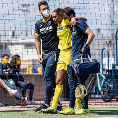 Salma Paralluelo abandona el campo tras la lesión en pleno partido contra el Granada.