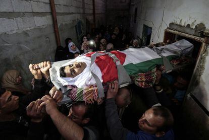 Las imágenes de jóvenes corriendo o caminando, que finalmente son abatidos por los francotiradores israelíes corrieron como la pólvora, incendiando las redes sociales. Los militares israelíes se defienden de las acusaciones diciendo que se trata de imágenes que hay que entender dentro de un contexto y niegan que hubiese orden expresa de disparar a la multitud. En la imagen, funeral del joven Ibrahim Abu Shaer, que fue asesinado un día antes por las fuerzas israelíes, en el sur de la Franja de Gaza.