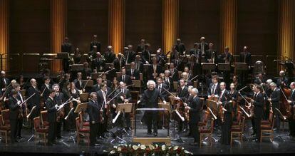 Simon Rattle, al frente de la Filarmónica de Berlín, en la actuación que realizaron en el Teatro Real en 2011.