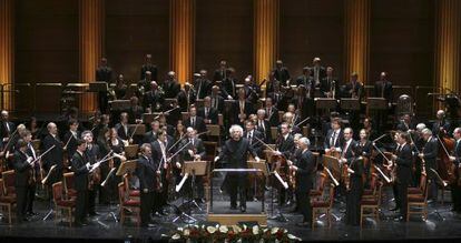 Simon Rattle, al frente de la Filarm&oacute;nica de Berl&iacute;n, en la actuaci&oacute;n que realizaron en el Teatro Real en 2011. 