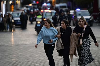 Varias mujeres huían del lugar de la explosión tras el atentado en el centro de Estambul.  