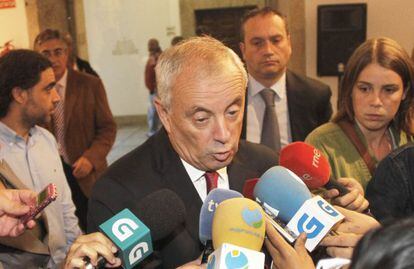 El líder de los socialistas gallegos atendiendo a los medios tras el desayuno informativo. Vázquez ha defendido la inocencia de su compañero de partido
