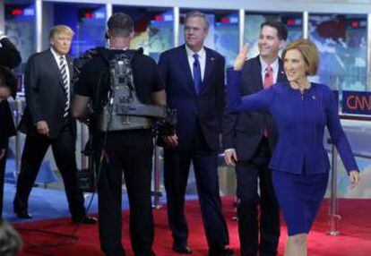 Carly Fiorina entra al debate delante de Walker, Bush y Trump.