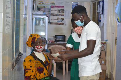 Un enfermero habla con una paciente en el hospital de Amasaman, una pequeña ciudad cercana a Accra.