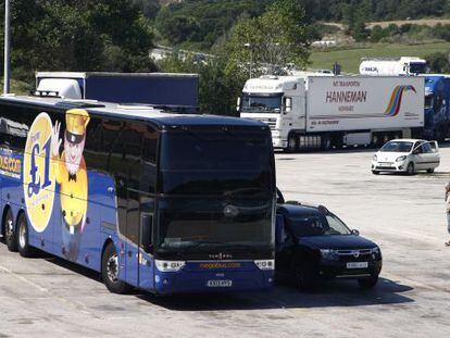 62 pasajeros de un autocar quedan varados en Maçanet de la Selva tras ser detenido su conductor.