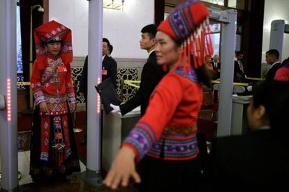 Delegadas de una minoría china, con sus trajes tradicionales, llegan a la ceremonia inaugural del XIX Congreso Nacional del Partido Comunista de China en Pekín (China),18 de octubre de 2017. EFE/Wu Hong