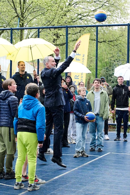 El rey Felipe VI tira a canasta durante su visita a la Fundación Johan Cruyff para niños con necesidades especiales, durante el segundo día de su visita a los Países Bajos.