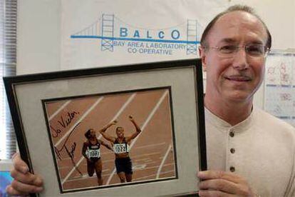 Víctor Conte enseña en su laboratorio una foto firmada por Marion Jones.