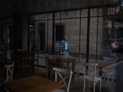 Una cafetería cerrada en Barcelona.