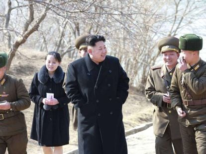El l&iacute;der norcoreano Kim Jong-un (en el centro) visita una unidad militar en una isla del norte del pa&iacute;s junto a su hermana Kim Yo-jong (en segundo plano) en marzo de 2015.