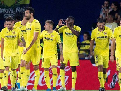 Los jugadores del Villarreal durante un partido de LaLiga Santander. En vídeo, declaraciones de Fernando Roig, presidente del Villarreal.