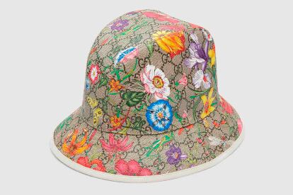 Bucket hat con estampado floral de Gucci (290 €).