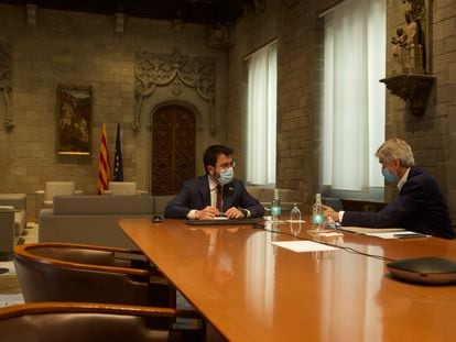 El presidente de la Generalitat, Pere Aragonès, acompañado este jueves por el consejero de Salud, Josep Maria Argimon.