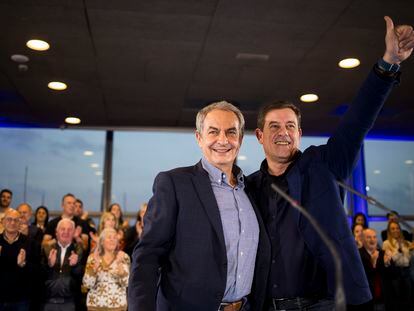 El expresidente del Gobierno José Luis Rodríguez Zapatero en un acto de campaña arropando al candidato socialista a la presidencia de la Xunta de Galicia, Jose Ramón Gómez Besteiro este martes en A Coruña.
