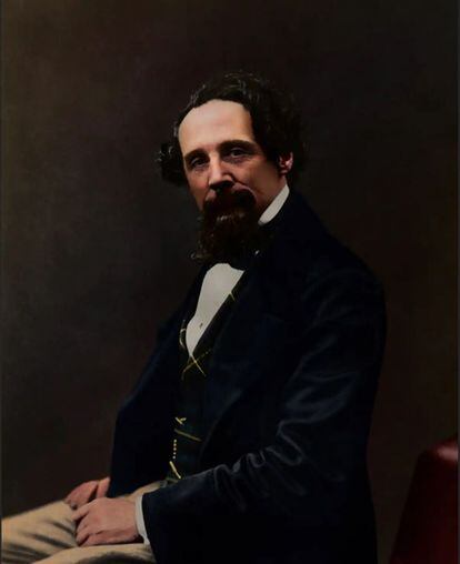 Retrato en color de Charles Dickens basado en una imagen tomada por George Herbert Watkins entre 1858 y 1859, y que fue encargada por el Museo Dickens para conmemorar el 150 aniversario de la muerte del escritor.