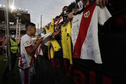 Radamel Falcao signs shirts on September 16, the day of his presentation at Vallecas Stadium.