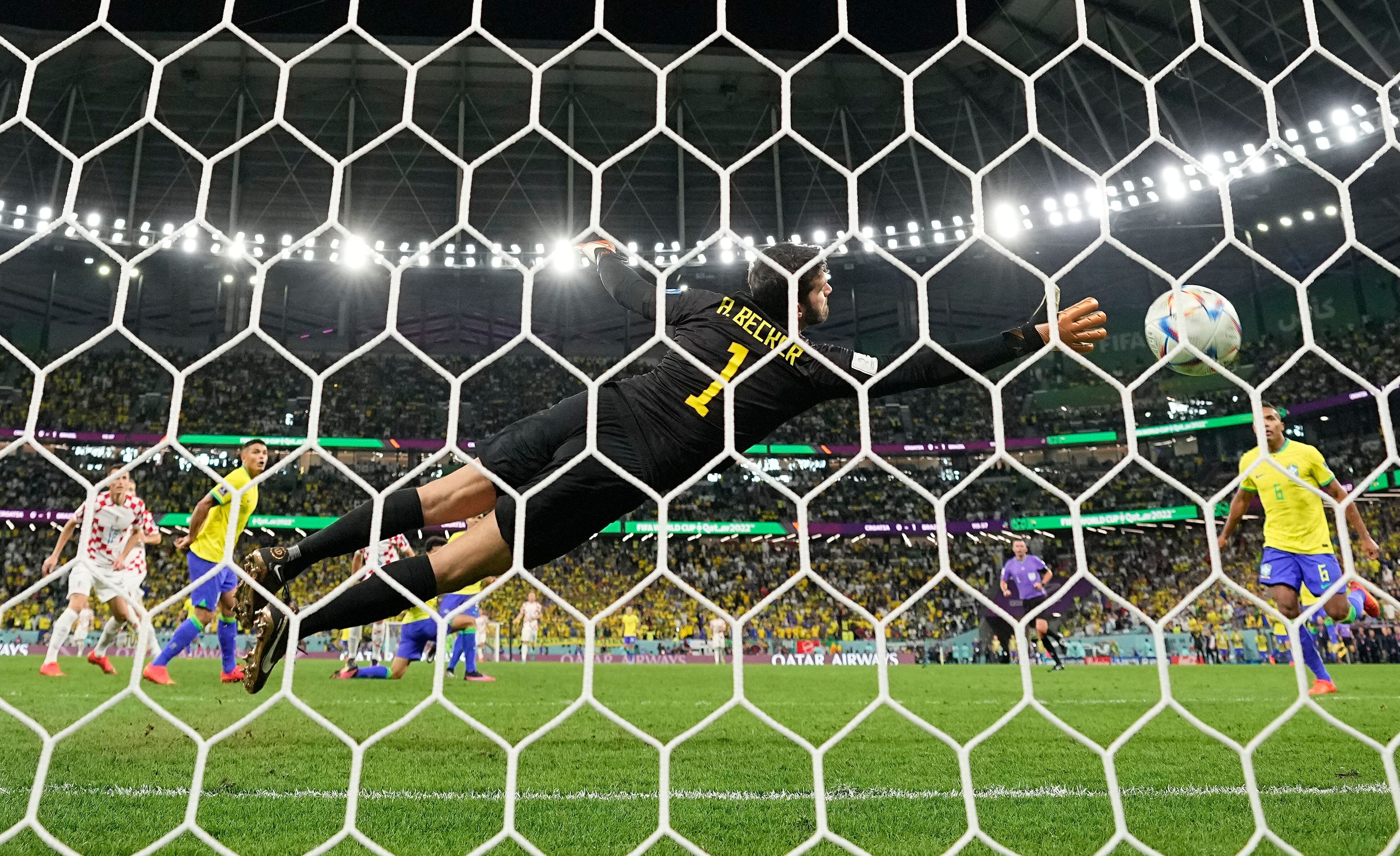 El croata Bruno Petkovic marca el gol del empate a Brasil.