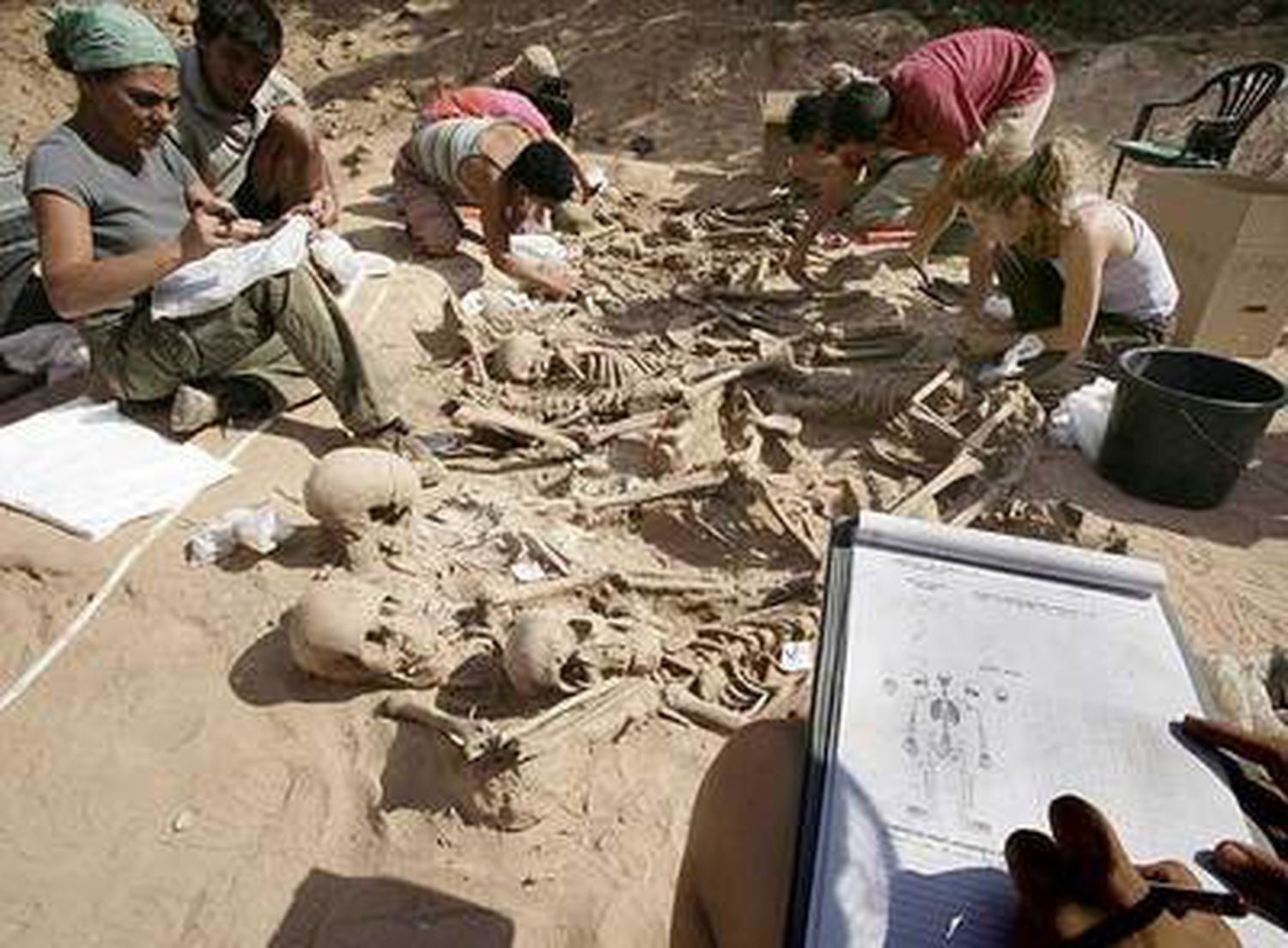 Exhumación de una fosa en Lerma (Burgos) dirigida por el médico forense Francisco Etxeberria en 2006.