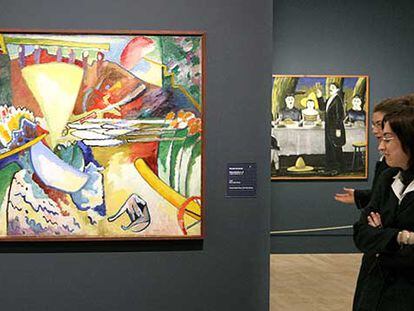 Una vista de la exposición en el Museo Thyssen-Bornemisza, con obras de Wassily Kandinsky, izquierda, y de Niko Pirosmanashvili.