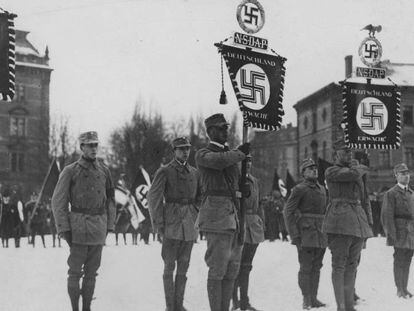 Desfile de las SA en Munich celebrando el aniversario del Partido Nazi.