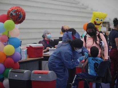 Una trabajadora de la salud administra una vacuna de Sinovac a un niño en Cuenca, Ecuador, el 23 de noviembre.