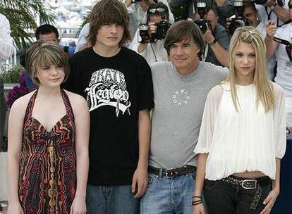 Gus Van Sant posa con Lauren McKinney, Gabe Nevens y Taylor Momsen.