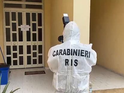 Un policía toma una foto de la entrada a la vivienda del jefe de la mafia capturado en Sicilia, Matteo Messina Denaro, en Palermo este lunes.