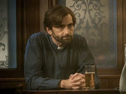 Imagen de la serie 'Desde dentro', con David Tennant a la izquierda.