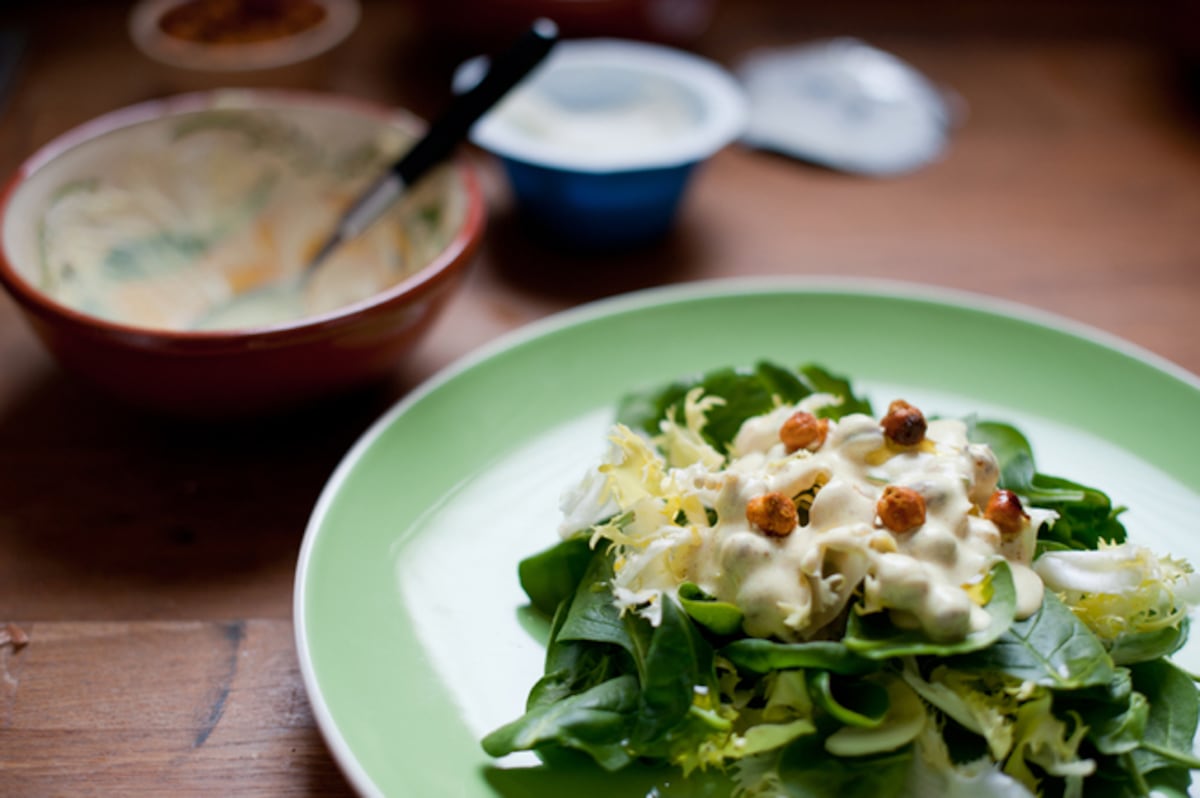 Ensalada de espinacas, garbanzos crujientes y yogur El Comidista