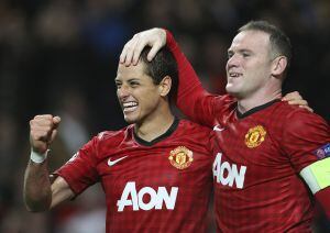 Rooney felicita a Chicharito.