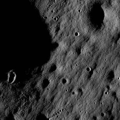 Zona de cráteres cerca del Mare Nubium, en la Luna, de unso 1.400 metros de ancho