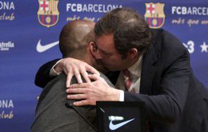 Sandro Rosell abraza a Pep Guardiola en la rueda de prensa en la que el técnico anunció su despedida