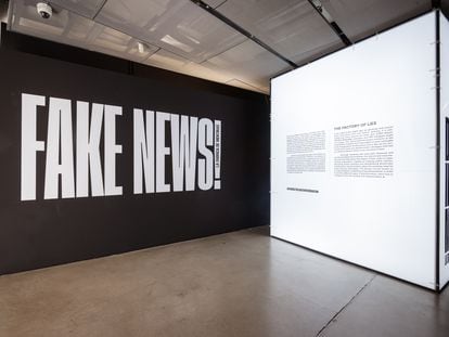 Exposición sobre 'fake news' en Madrid.