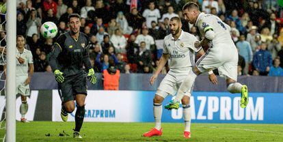 El defensa central del Real Madrid cabecea un balón en la final de la Supercopa de Europa ante el Sevilla.