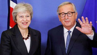 La primera ministra británica, Theresa May, y el presidente de la Comisión Europea, Jean-Claude Juncker, este miércoles en Bruselas.