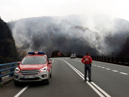 Los bomberos de la localidad navarra de Bera ven complicado que el incendio forestal declarado en la zona llegue a controlarse este sábado.