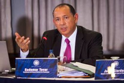 El presidente del Banco Central de Venezuela, Eudomar Tovar, ofrece una rueda de prensa este miércoles 22 de agosto de 2013, en Caracas (Venezuela).